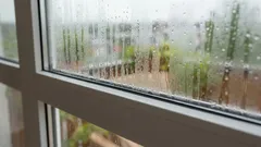 Czy z twojego okna wieje lub szyba paruje? Jak rozpoznać przyczynę i co możesz zrobić