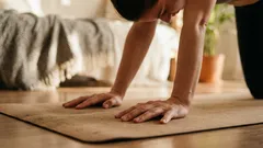 Pięć łagodnych ćwiczeń na dolną część pleców, które łagodzą ból w zaledwie 5 minut dziennie