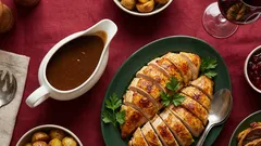 Jedna patelnia, dwa dania: skrzydełka z kurczaka na obiad i sos pieczeniowy na świąteczny stół