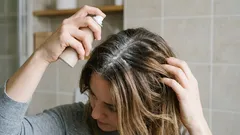 Ostateczny przewodnik po suchym szamponie: czym jest i jak go prawidłowo używać