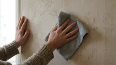 Niewiele osób wyciera tapety - i nie bez powodu: to właśnie tam brudzą się one najszybciej