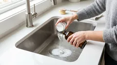 Jak wyczyścić odpływ zlewu kuchennego i na dobre zatrzymać zatykanie i nieprzyjemne zapachy?